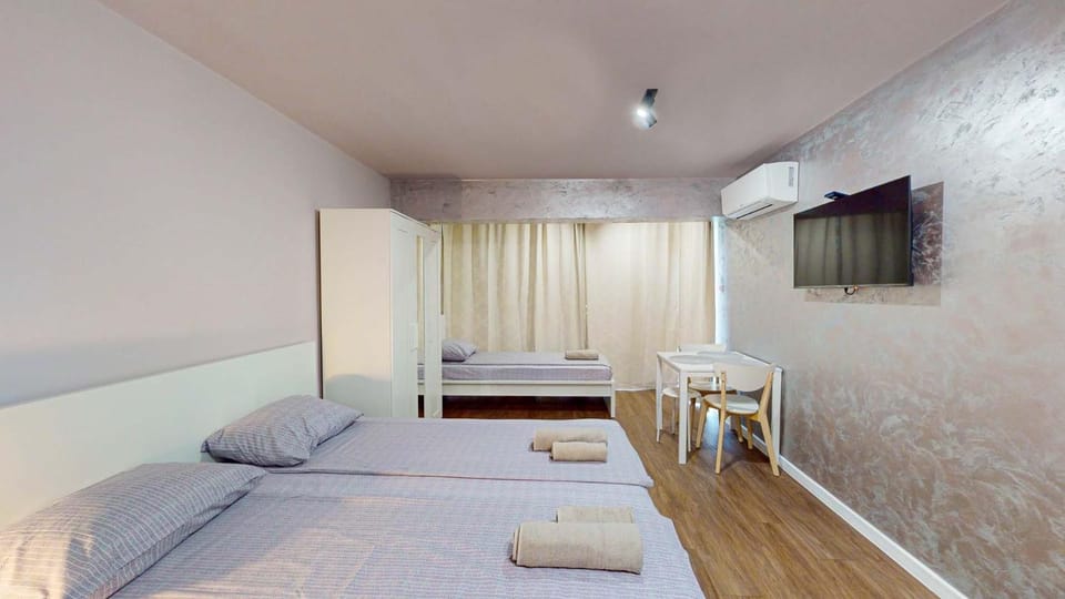 Bed, TV and multimedia, Photo of the whole room, Bedroom, towels