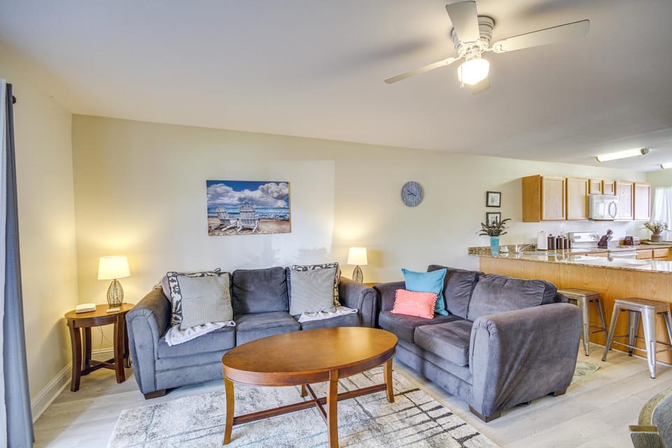 Airy Biloxi Condo w/ Patio: Walk to Beach! House in Biloxi