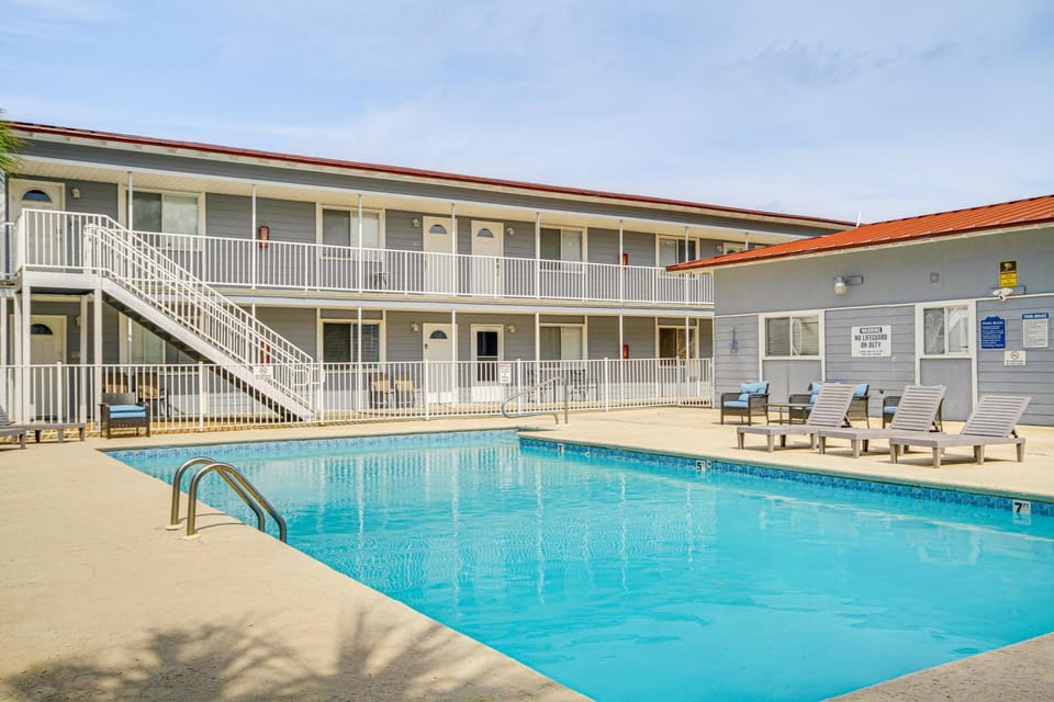 Airy Biloxi Condo w/ Patio: Walk to Beach! House in Biloxi