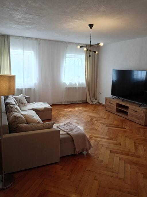 TV and multimedia, Living room, Seating area, Evening entertainment