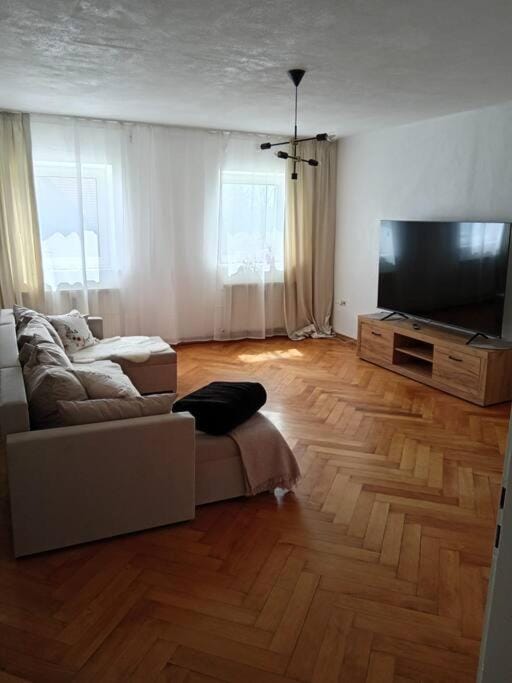 TV and multimedia, Living room, Seating area, Evening entertainment