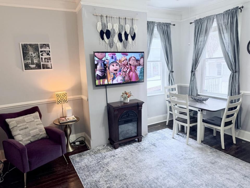 Historic Savannah Condo, Sleeps 6, Pool, Dogs Ok Apartment in Savannah