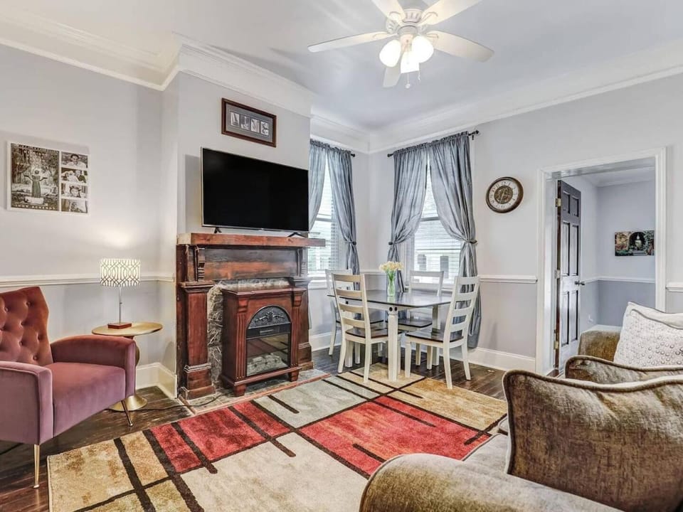 Historic Savannah Condo, Sleeps 6, Pool, Dogs Ok Apartment in Savannah
