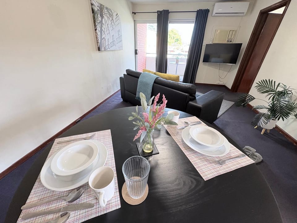 Living room, Seating area, Dining area, air conditioner