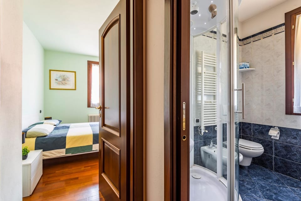 Shower, Toilet, Photo of the whole room, Bedroom, bidet