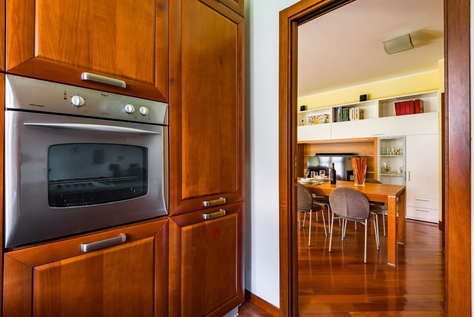 Dining area, minibar, oven