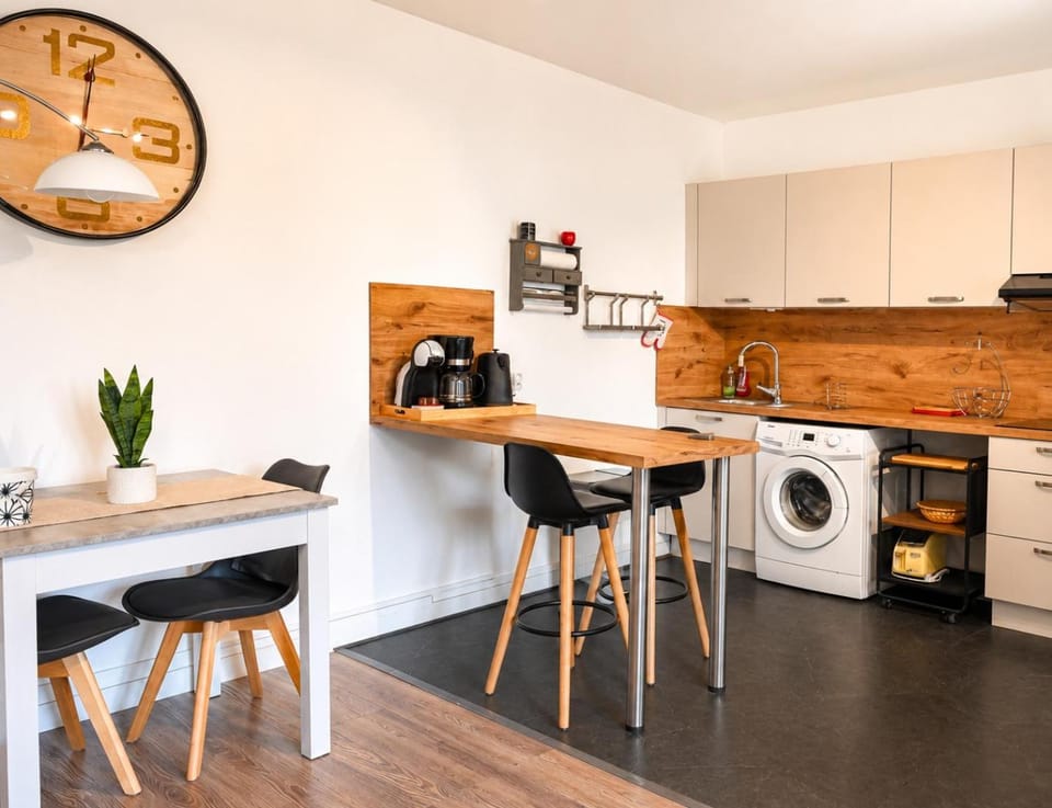 Coffee/tea facilities, Kitchen or kitchenette, Dining area, oven, stove, toaster, washing machine