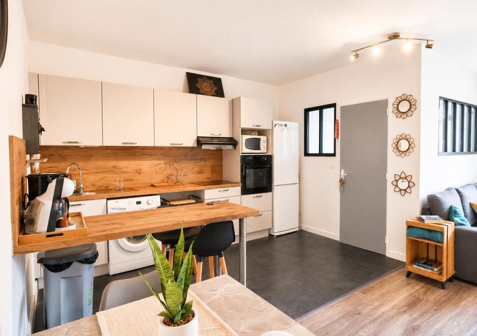 Kitchen or kitchenette, Dining area, oven, stove