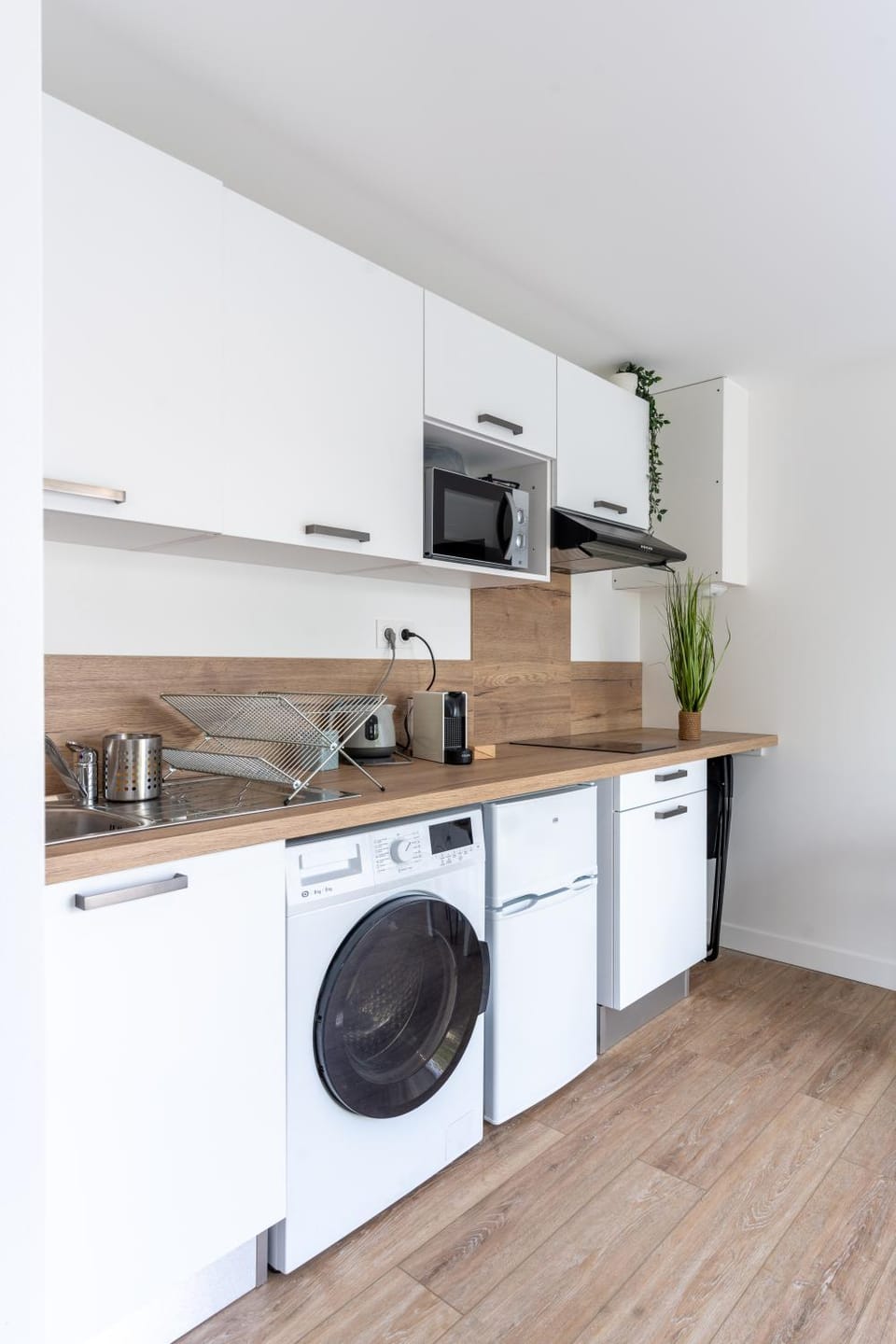Kitchen or kitchenette, minibar, stove, washing machine