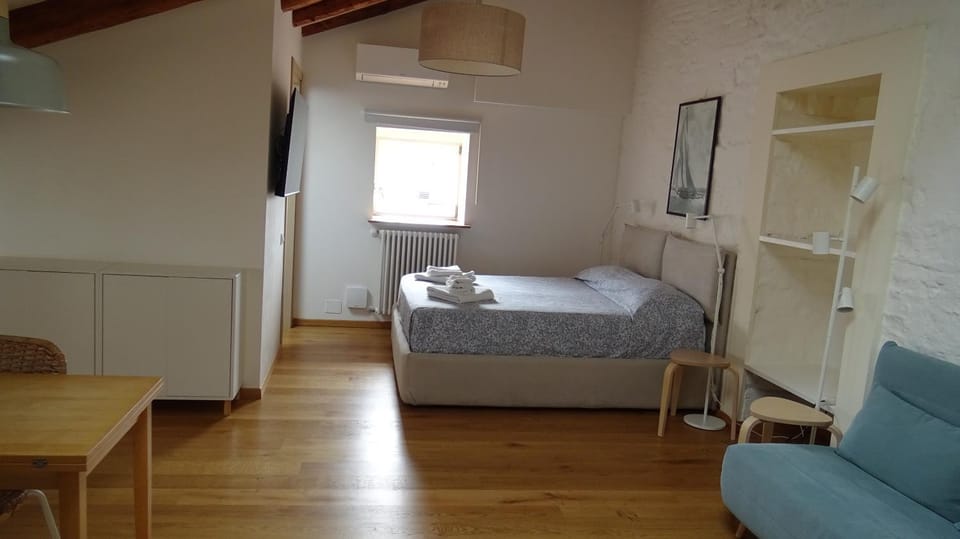 Photo of the whole room, Seating area, Bedroom
