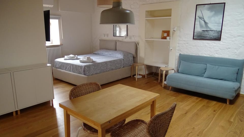 Bed, Living room, Photo of the whole room, Seating area, Bedroom, towels