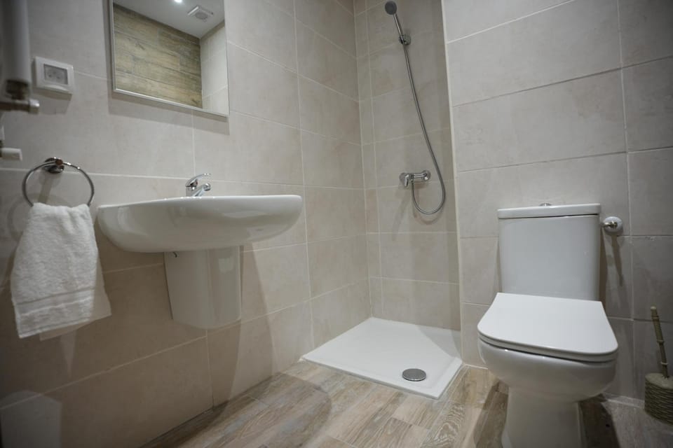 Shower, Toilet, Bathroom, towels