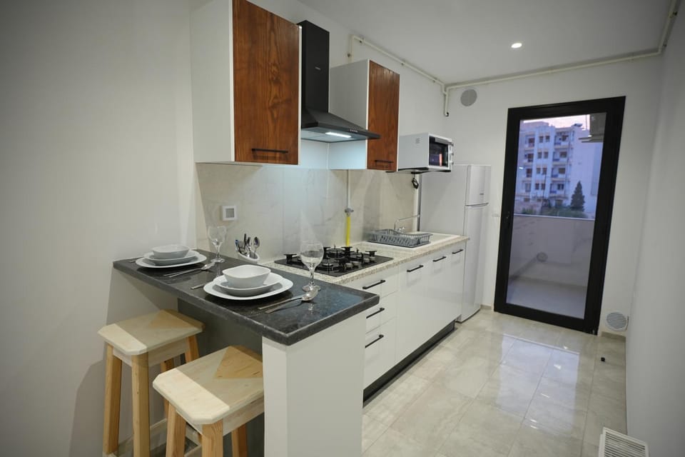 Kitchen or kitchenette, Dining area, minibar, stove