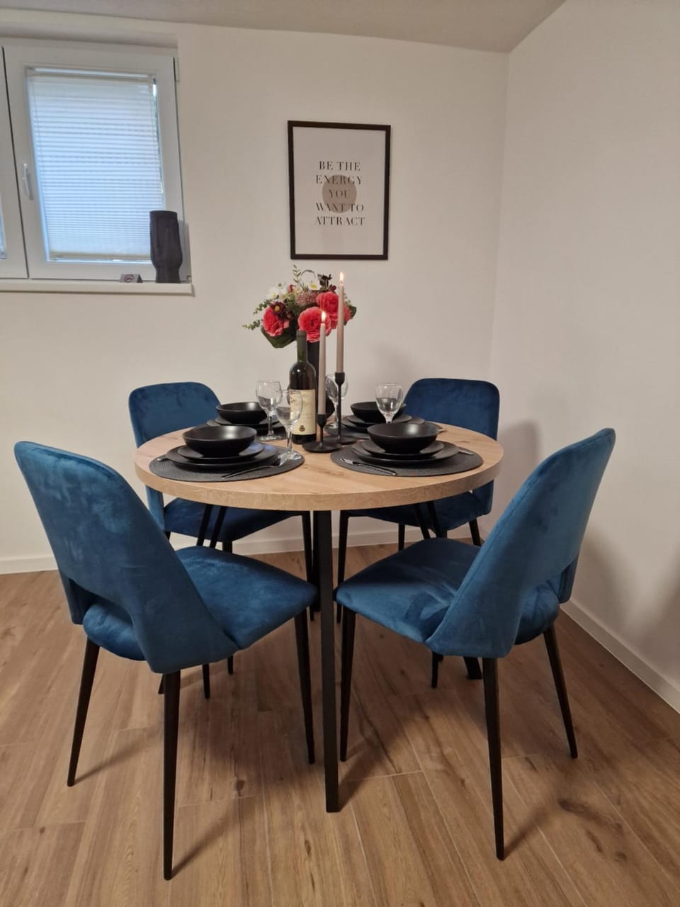 Living room, Seating area, Dining area, Breakfast