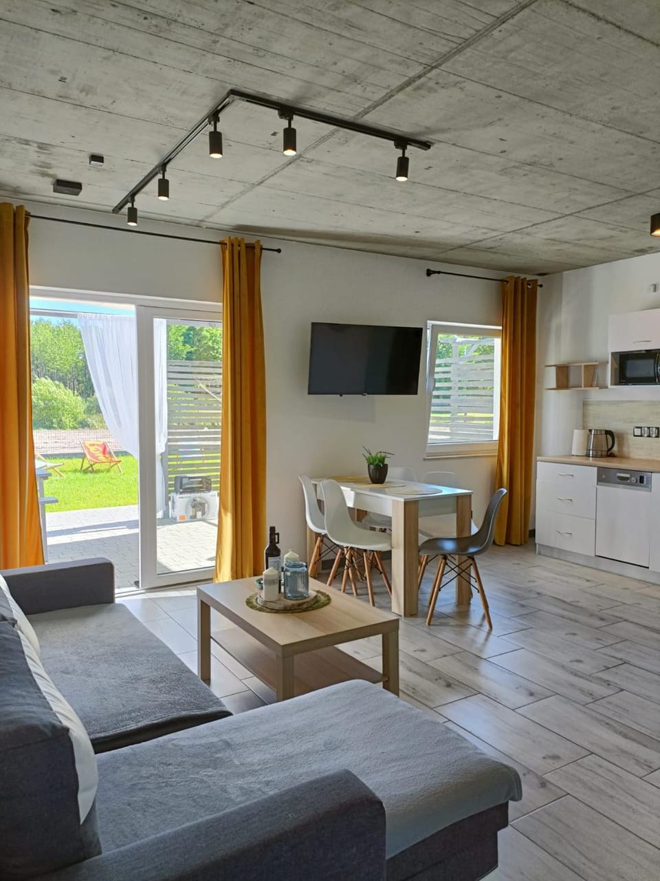 Communal lounge/ TV room, TV and multimedia, Living room, Seating area, Dining area