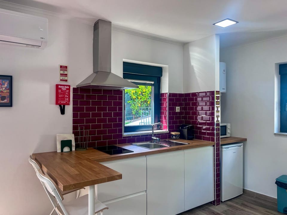 Kitchen or kitchenette, Dining area, minibar, stove