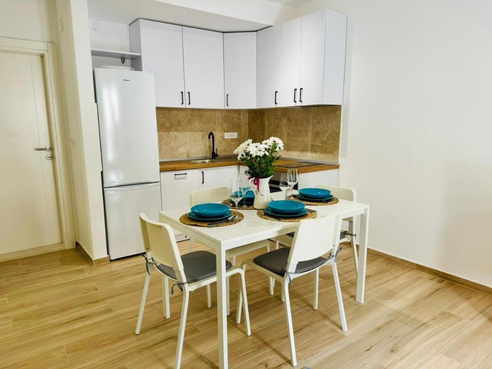 Dining area, pet friendly, stove