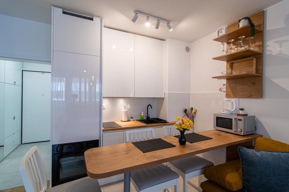 Restaurant/places to eat, Kitchen or kitchenette, Seating area, oven, kitchen