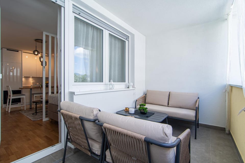 View (from property/room), Balcony/Terrace, Balcony/Terrace, Living room, Seating area