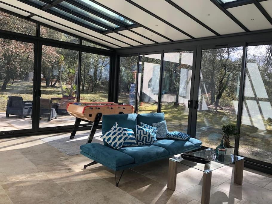 Proche Aix-en-Provence maison avec piscine - 10 personnes Villa in Rognes