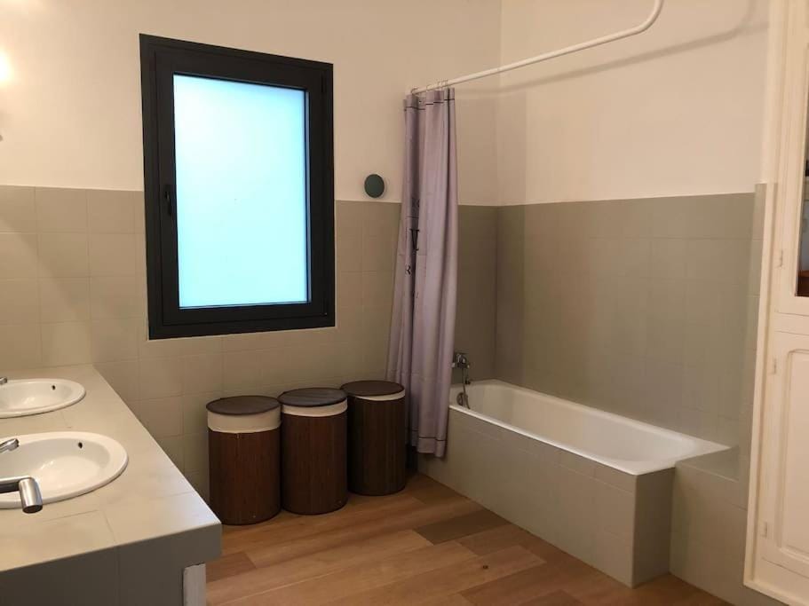 Proche Aix-en-Provence maison avec piscine - 10 personnes Villa in Rognes