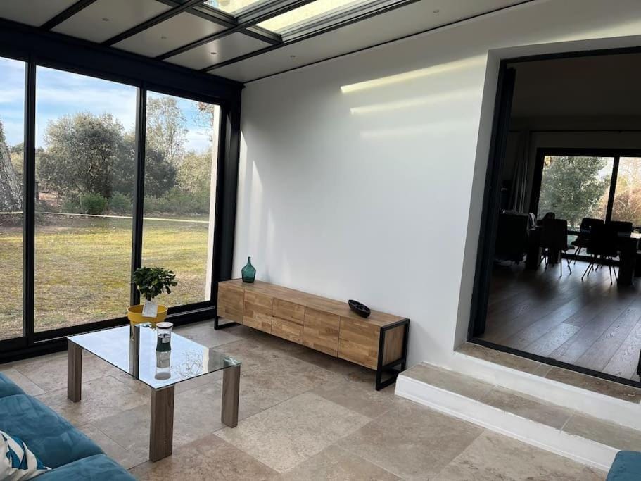 Proche Aix-en-Provence maison avec piscine - 10 personnes Villa in Rognes