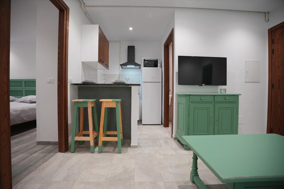 TV and multimedia, Kitchen or kitchenette, Photo of the whole room, Dining area, minibar, oven, wardrobe