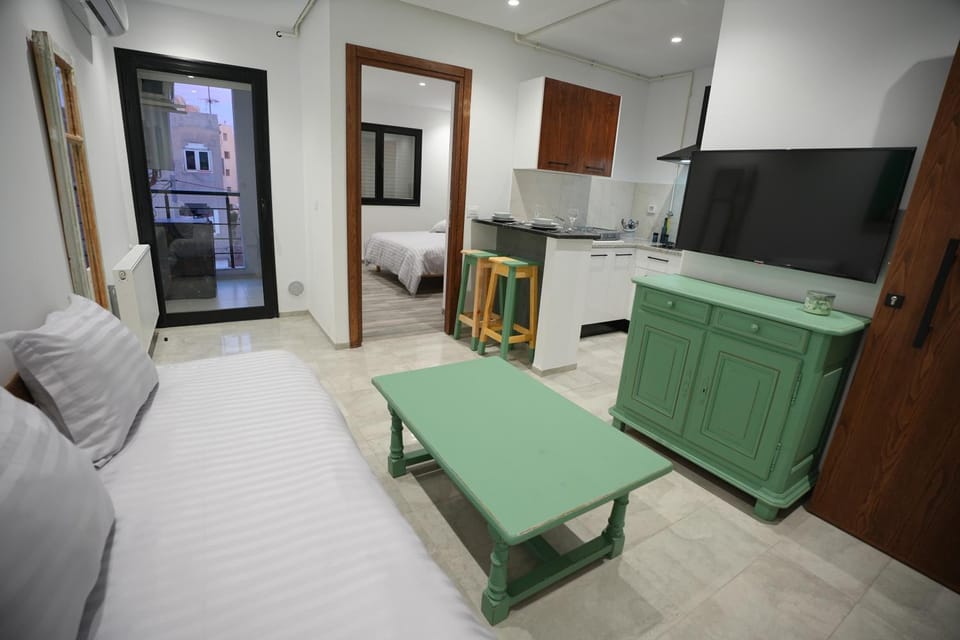 Bed, TV and multimedia, Kitchen or kitchenette, Living room, Dining area, oven