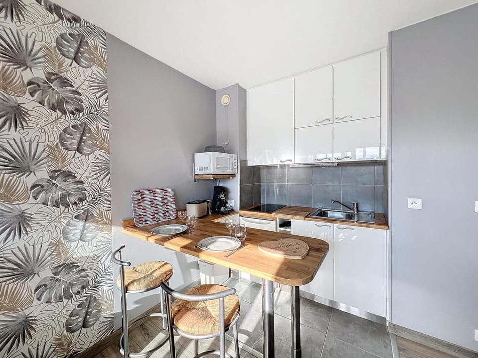 Kitchen or kitchenette, Dining area, minibar