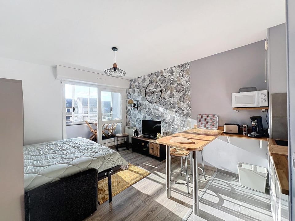 Bed, TV and multimedia, Photo of the whole room, Dining area, minibar