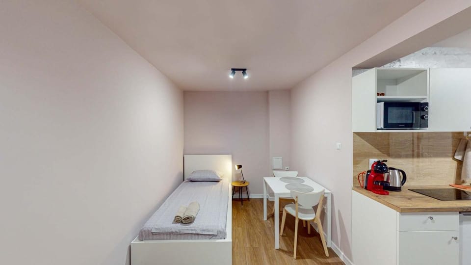 Bed, Coffee/tea facilities, Kitchen or kitchenette, Photo of the whole room, Dining area, Bedroom, minibar, stove