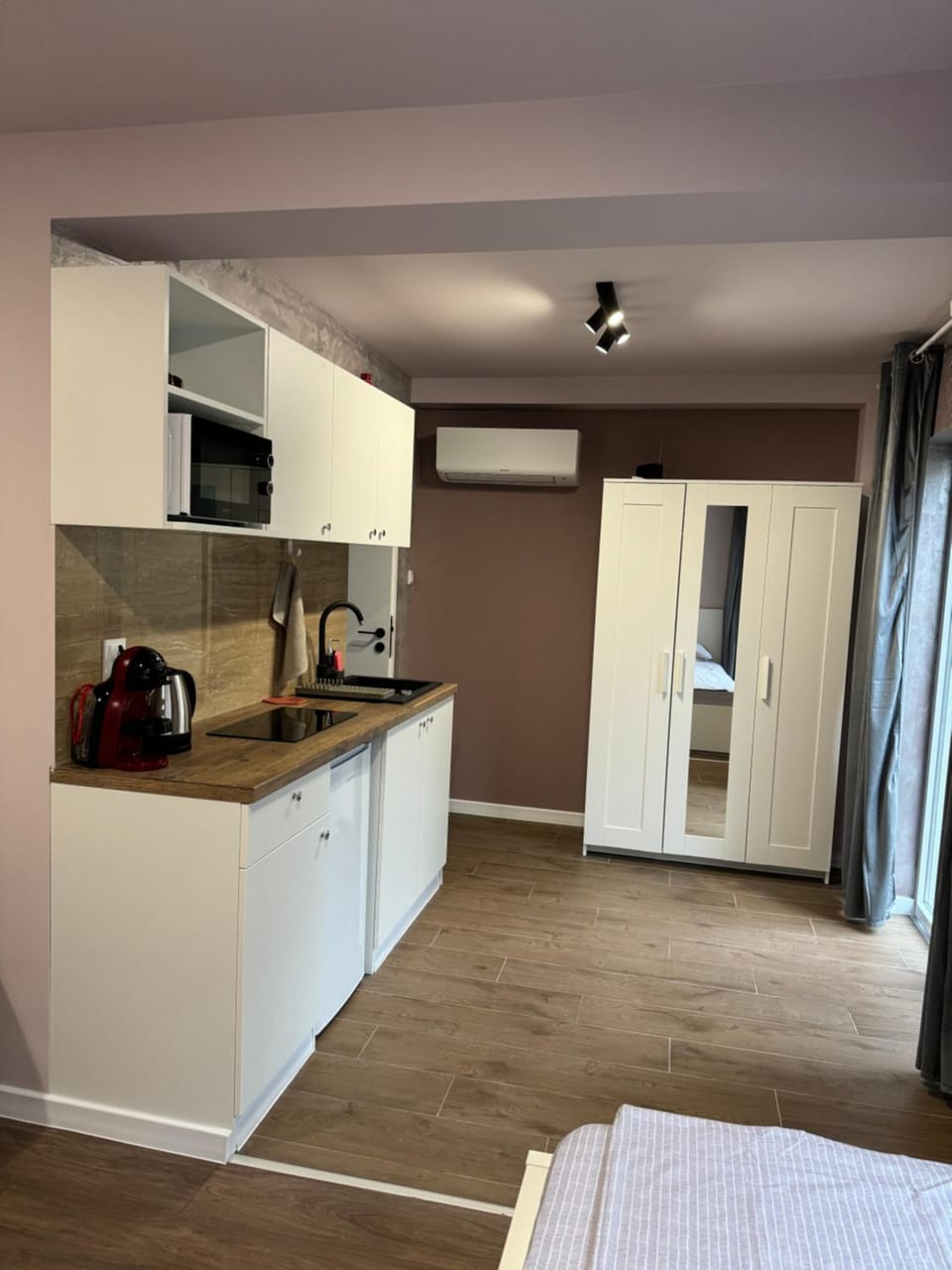 Coffee/tea facilities, Kitchen or kitchenette, Photo of the whole room, Bedroom, minibar, stove