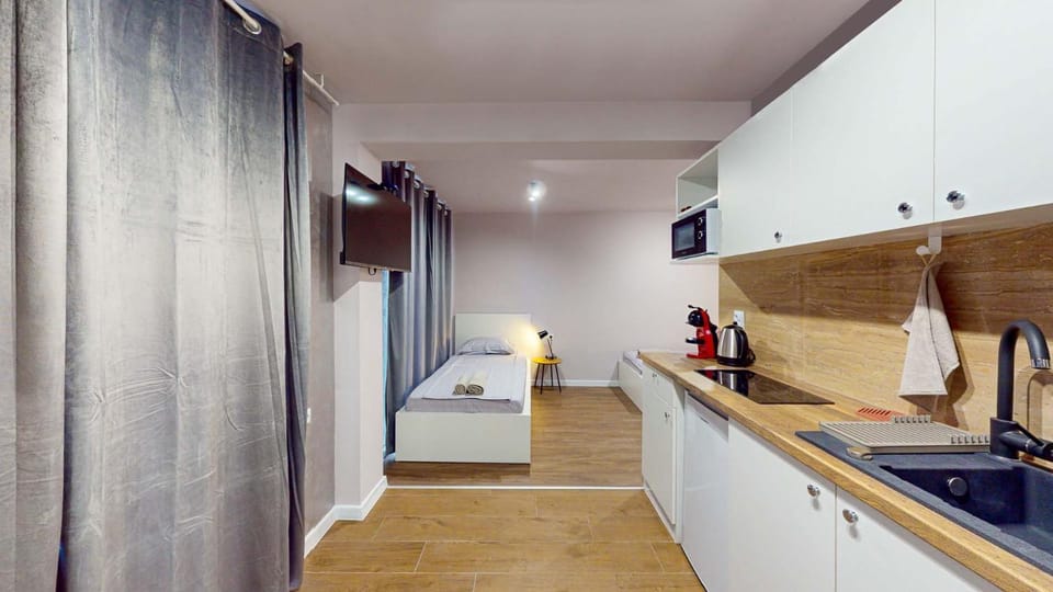 Bed, TV and multimedia, Kitchen or kitchenette, Bedroom