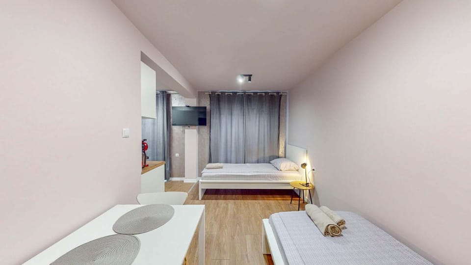 Bed, TV and multimedia, Living room, Photo of the whole room, Seating area, Bedroom, towels