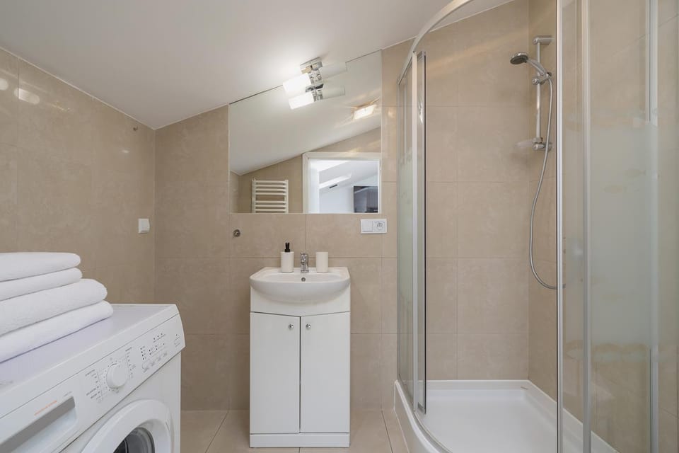 Shower, Toilet, Bathroom, towels, washing machine