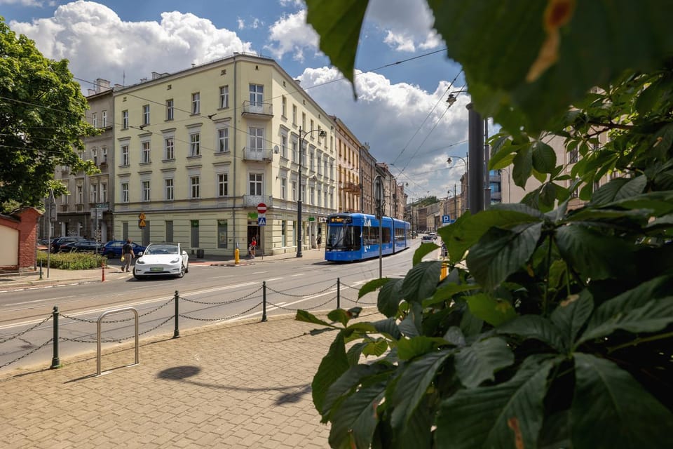 Property building, Neighbourhood, Location