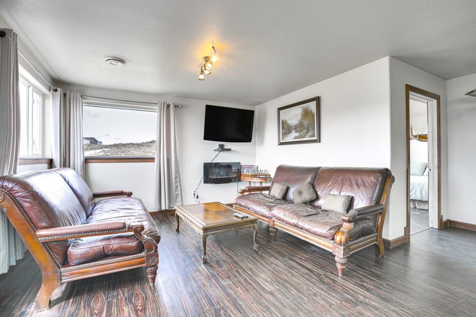 2 Mi to Dtwn Buffalo: Mtn-View Retreat w/ Patio! Apartment in Wyoming