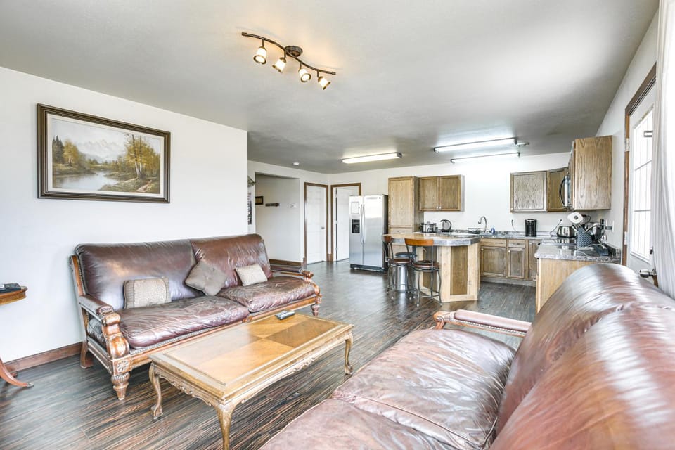 2 Mi to Dtwn Buffalo: Mtn-View Retreat w/ Patio! Apartment in Wyoming