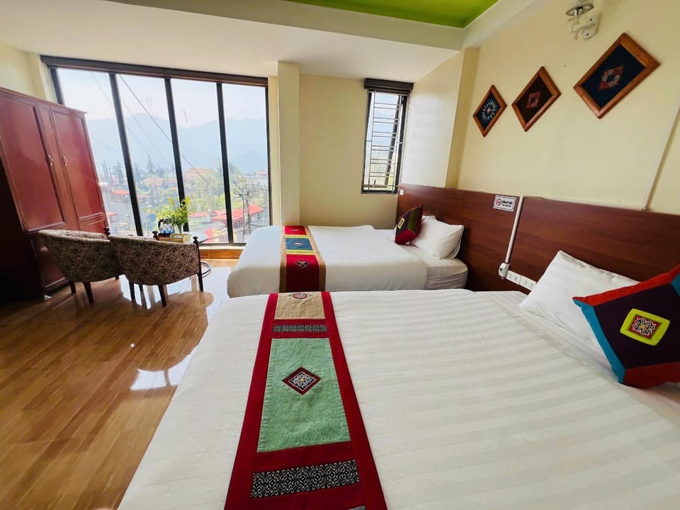 Bed, Photo of the whole room, Seating area, Bedroom