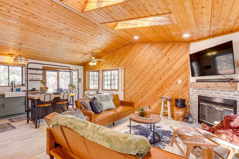 8 Mi to Big Bear Lake: Cabin w/ Deck & Fireplace Cabin in Southern California