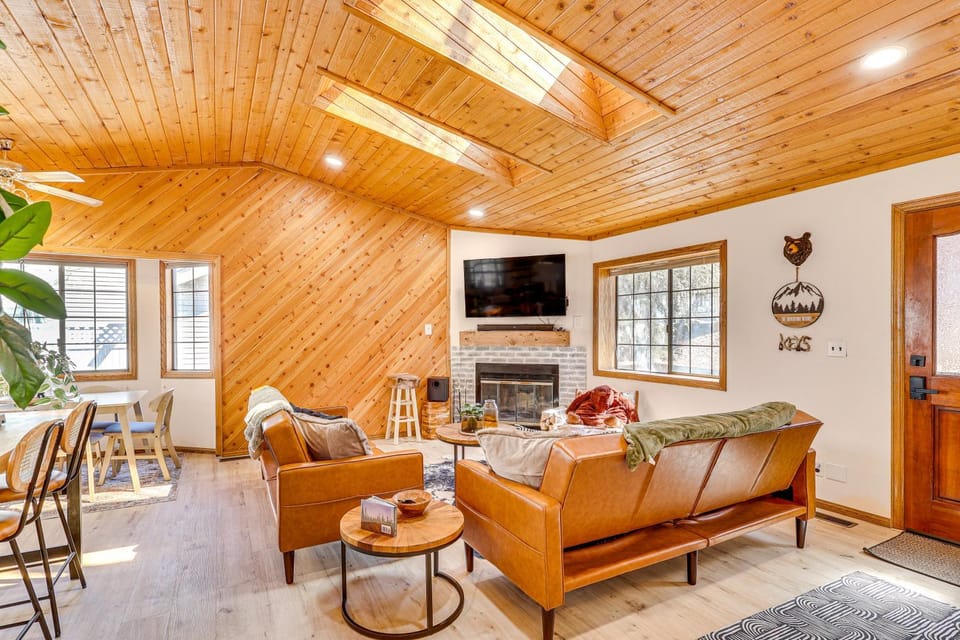 8 Mi to Big Bear Lake: Cabin w/ Deck & Fireplace Cabin in Southern California