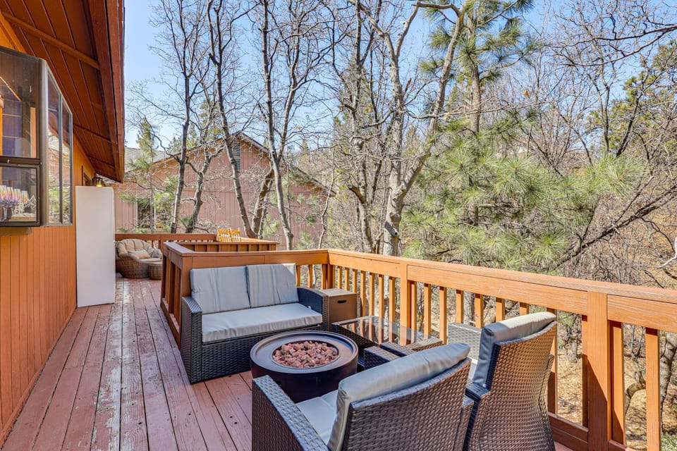 8 Mi to Big Bear Lake: Cabin w/ Deck & Fireplace Cabin in Southern California