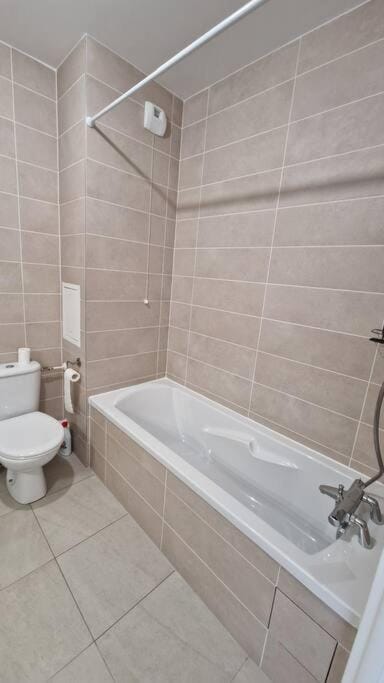 Chic & Spacious 3-Bedroom with balcony Apartment in Île-de-France