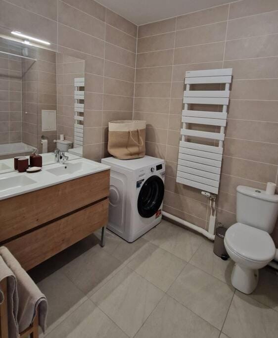Chic & Spacious 3-Bedroom with balcony Apartment in Île-de-France