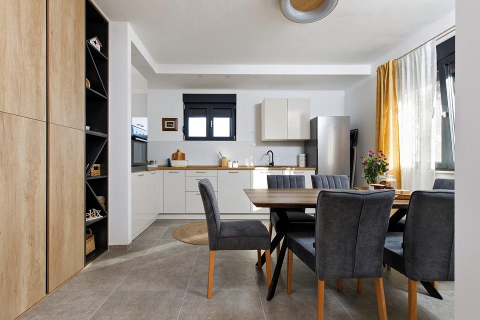 Kitchen or kitchenette, Dining area, pet friendly, stove