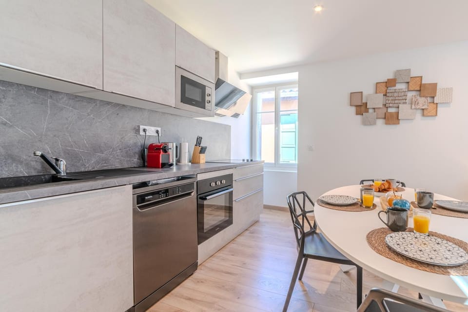 Kitchen or kitchenette, kitchen