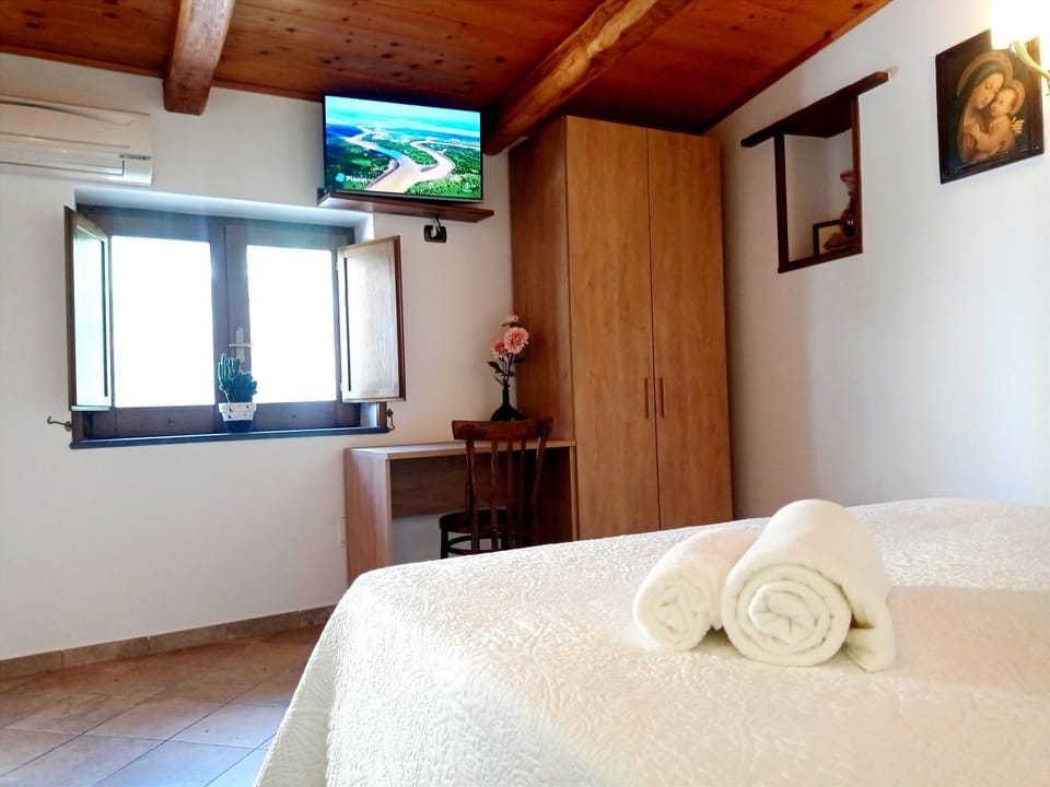 Bed, TV and multimedia, Photo of the whole room, Bedroom, towels
