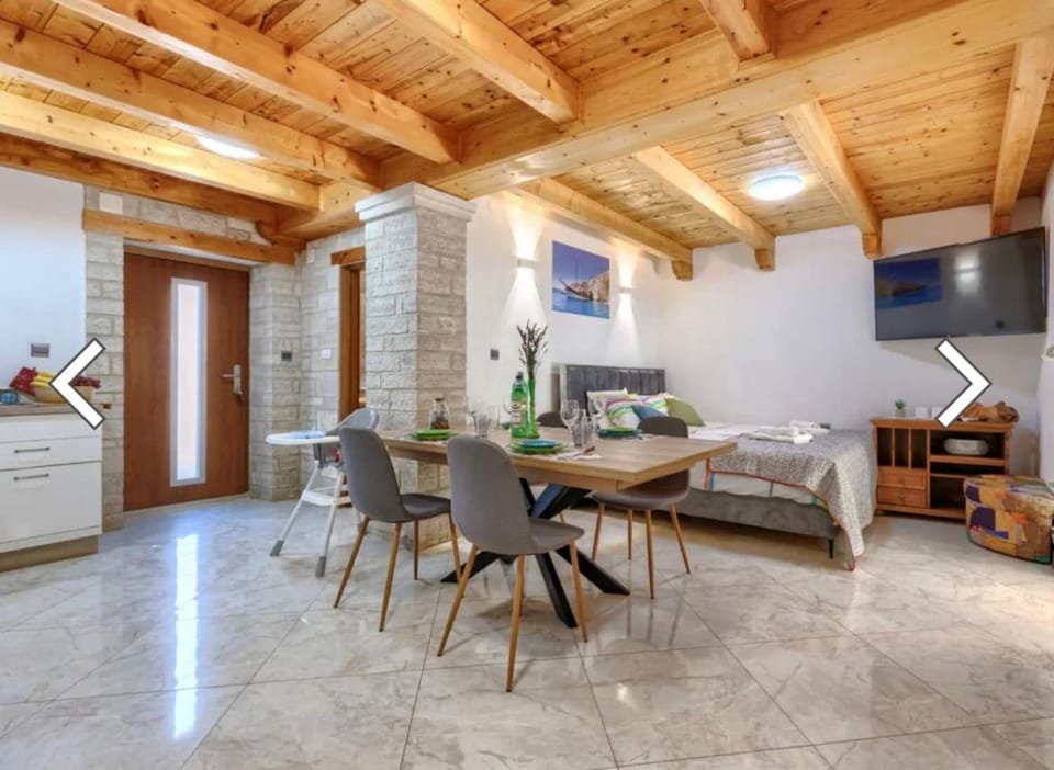 TV and multimedia, Living room, Seating area, Dining area