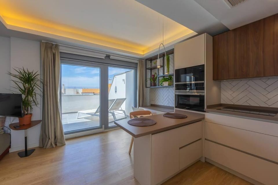 Kitchen or kitchenette, Dining area