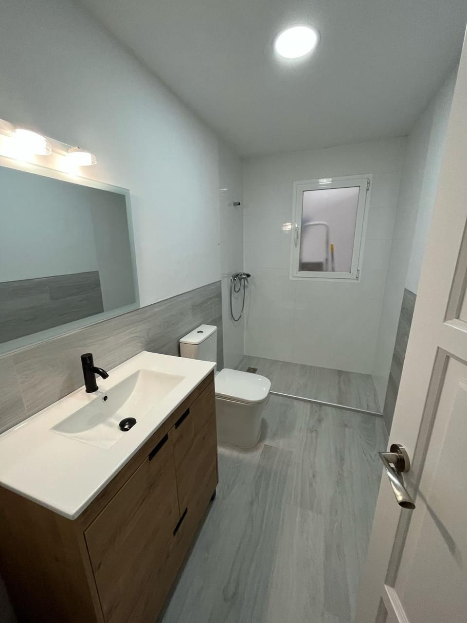 Shower, Toilet